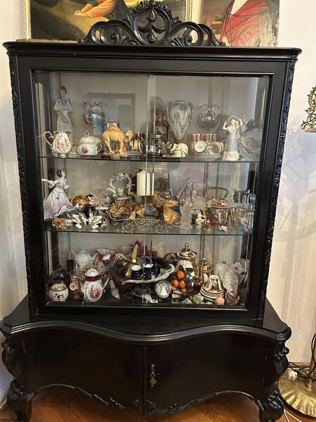 Vand mobilier vechi, frumos sculptat
