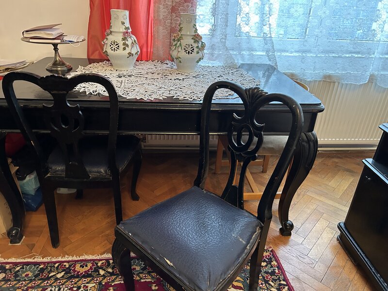 Vand mobilier vechi, frumos sculptat