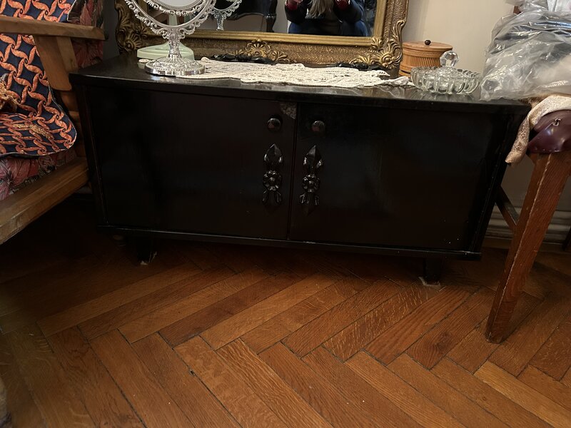 Vand mobilier vechi, frumos sculptat