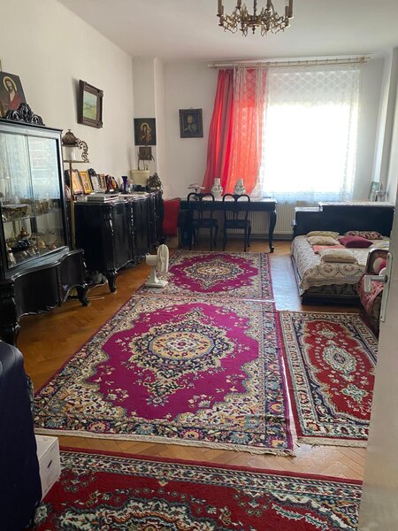 Vand mobilier vechi, frumos sculptat